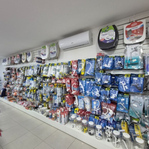 Variedade de produtos nas prateleiras da Castelinho